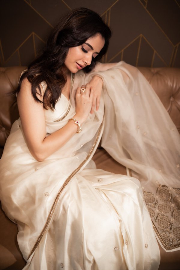 F-oPeeJXEAAbh2J?format=jpg&name=900x900