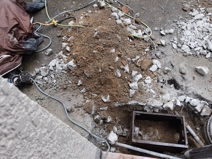 色々と掘り返して漏水箇所を特定中・・・
水管が斜めに走っていたりと業者さんが困惑中なのねん('ー`)ゞ