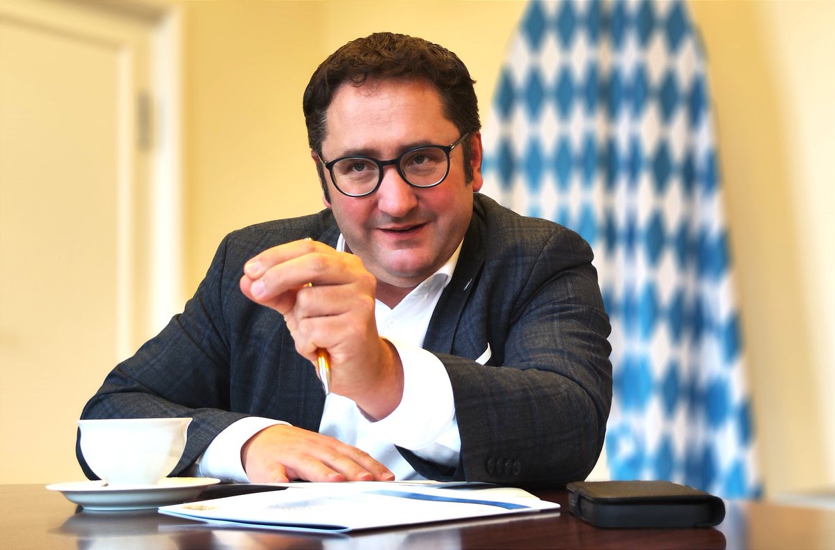 Tag zwei als #Wirtschaftsstaatssekretär - viele Fachgespräche mit Abteilungen im Ministerium: Strukturpolitik, Finanz- und Außenwirtschaft, Europa und Energie. Bin begeistert von breiter und schlagkräftiger Fachkompetenz unserer Beschäftigten im Haus. Gut für Bayern! #EuerTobias