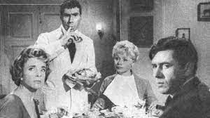 merlinpapin3's tweet photo. .@FredOL69007 .@tbarnaud #WatchingClassicsChallenge2023 Novembre (Piéral) avec le film (redécouverte) #Bobosse de Etienne Périer (1959) avec François Périer Micheline Presle Jacques jouannau Armande Navarre Jacques Dufilho Elizabeth Manet Hubert Deschamps Jean Tissier Paul Mercey Jacques Fabbri et
Piéral
Parallèle entre la vie de Bobosse, personnage théâtral qu'interprète tous les soirs Tony Varlet, et Tony lui-même. En rentrant chez lui, il a la désagréable surprise de constater l'absence de son épouse qui ne rentrera pas. Comme Bobosse dans la pièce, Tony supporte moins bien cette absence que son personnage. Il fait même scandale sur scène le lendemain. Pourtant la sagesse de Bobosse l'emportera et Tony acceptera le retour de l'épouse aimée sans demander d'explications.
Adapté de la pièce de André Roussin avec tous les stratagèmes du Théatre du Boulevard permet à François Périer de faire un grand numéro en jouant près de 12 rôles dans la grande séquence du tribunal. Cerise sur le gâteau on a la charmante Micheline Presle , Piéral en chauffeur et le magnifique Jacques Jouannau
