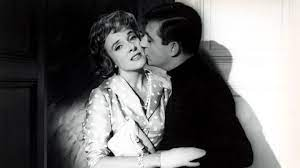 merlinpapin3's tweet photo. .@FredOL69007 .@tbarnaud #WatchingClassicsChallenge2023 Novembre (Piéral) avec le film (redécouverte) #Bobosse de Etienne Périer (1959) avec François Périer Micheline Presle Jacques jouannau Armande Navarre Jacques Dufilho Elizabeth Manet Hubert Deschamps Jean Tissier Paul Mercey Jacques Fabbri et
Piéral
Parallèle entre la vie de Bobosse, personnage théâtral qu'interprète tous les soirs Tony Varlet, et Tony lui-même. En rentrant chez lui, il a la désagréable surprise de constater l'absence de son épouse qui ne rentrera pas. Comme Bobosse dans la pièce, Tony supporte moins bien cette absence que son personnage. Il fait même scandale sur scène le lendemain. Pourtant la sagesse de Bobosse l'emportera et Tony acceptera le retour de l'épouse aimée sans demander d'explications.
Adapté de la pièce de André Roussin avec tous les stratagèmes du Théatre du Boulevard permet à François Périer de faire un grand numéro en jouant près de 12 rôles dans la grande séquence du tribunal. Cerise sur le gâteau on a la charmante Micheline Presle , Piéral en chauffeur et le magnifique Jacques Jouannau