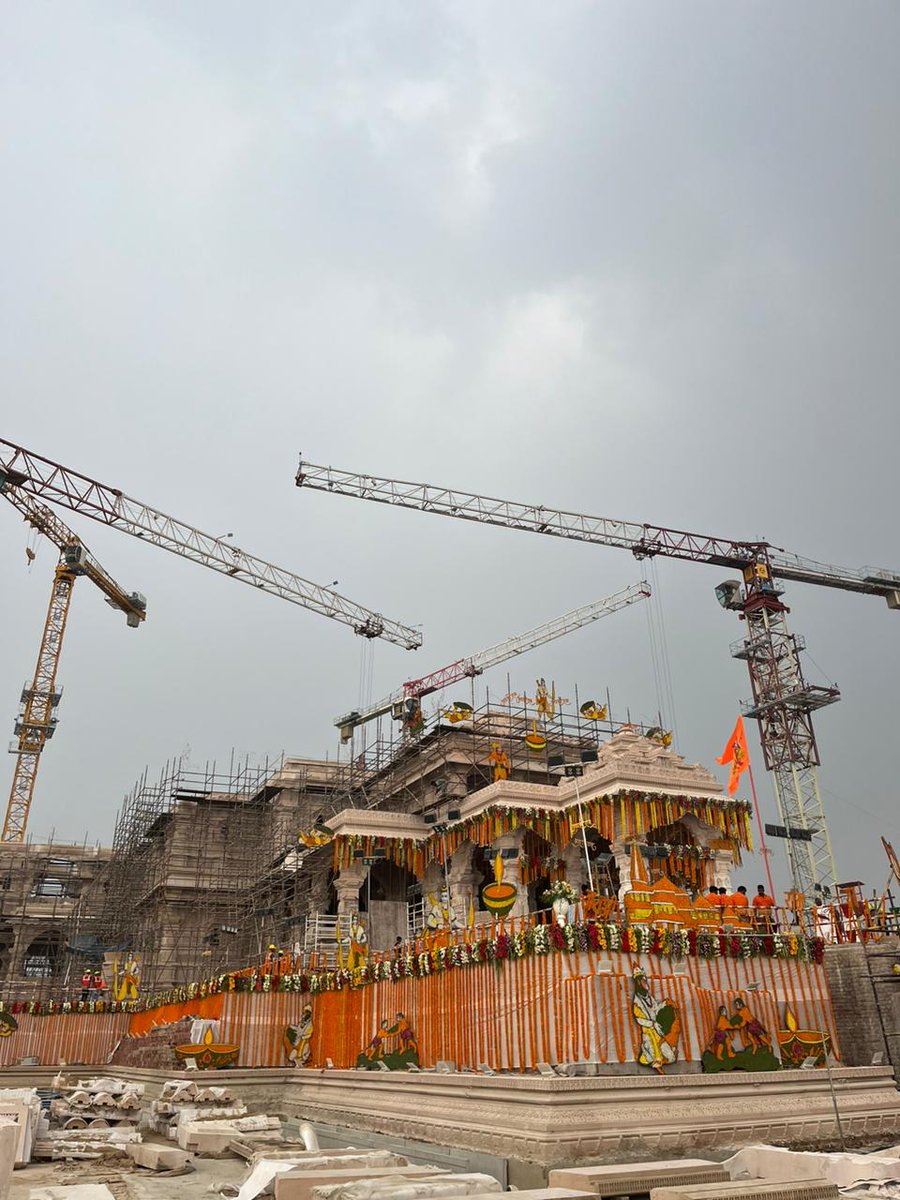 अवधपुरी अति रुचिर बनाई। 
देवन्ह सुमन बृष्टि झरि लाई॥