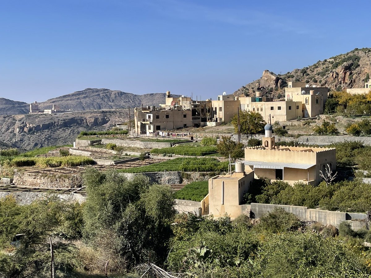 قرية العقر بولاية الجبل الاخضر من نزل المدرجات المعلقة