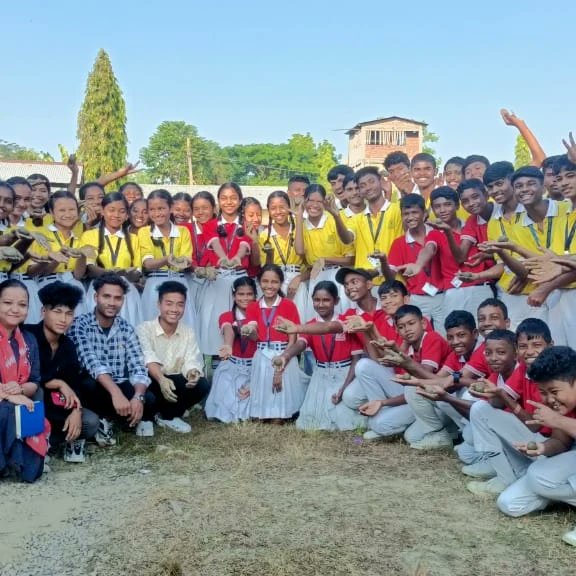farmer_samir's tweet photo. Outliers of Integrated Natural Farming Farm School training students of formal schools to make seed bombs to celebrate no-noise pollution Diwali.We feel proud to see them as mentors in formal schools, they left because of various reasons in life.Dropouts to Mentors,Our Outliers. https://t.co/OogcRT1GwM