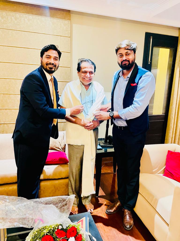 HEWA office bearers @anantskier @VikasSinghSkier met Shri @sureshpprabhu in New Delhi on 10.11.2023. They briefed him on our triumphs at the International Home Textile Summit in Varanasi and High Point Market Week, USA. With deep respect, d team also extended Diwali wishes.