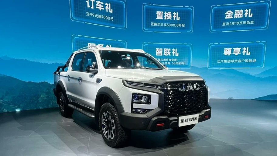 Autocosmos's tweet photo. La familia #Frison 😎 se ha consolidado como un componente vital del portafolio de vehículos a combustión de @JACMotorsMX 👊 representando un 41% de las ventas totales de la marca 👏🏻👉https://t.co/SKQhkyMaoh https://t.co/lT2Yz7TaKd