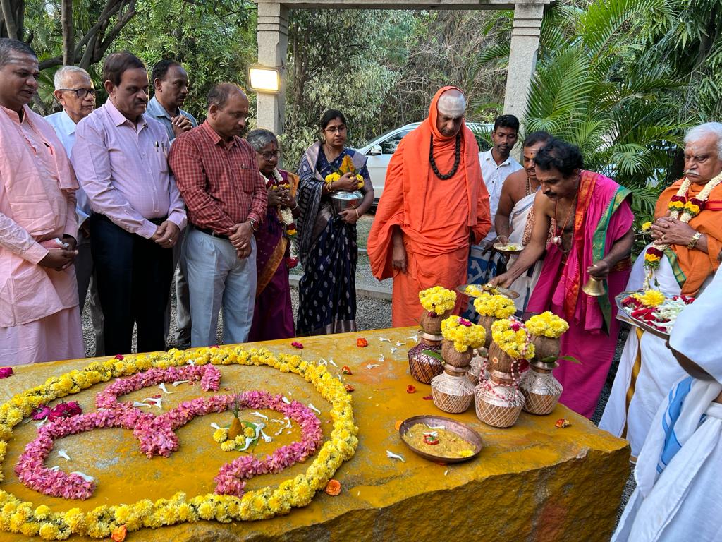 mahavidyapeetha's tweet photo. Prathama Shilapooja for constructing the Hindu temple at JSS Spiritual Mission, USA was held at B'luru in the divine presence of HH Sri Shivarathri Deshikendra Mahaswamiji on 10th Nov 2023. The Prathama Shilapooja was performed to mark the commencement of the stone carving work. https://t.co/DPf4mp3SGa