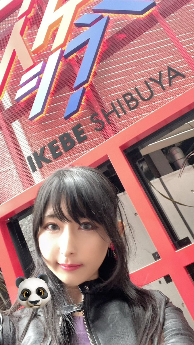 elisaltlamp's tweet image. 今日は11月11日✨ベースの日🎸

ベースセミナーへ❤

自分のベースTシャツにサインしてもらった✏️笑

やっぱり、「ありがとうございます」しか言えなかった私😂

いまから予約営業なので久々に衣装に着替えました🐰🎀

#fender  #customshop #ジャズベース #BASS #ベースの日 #ベーシスト #イケシブ