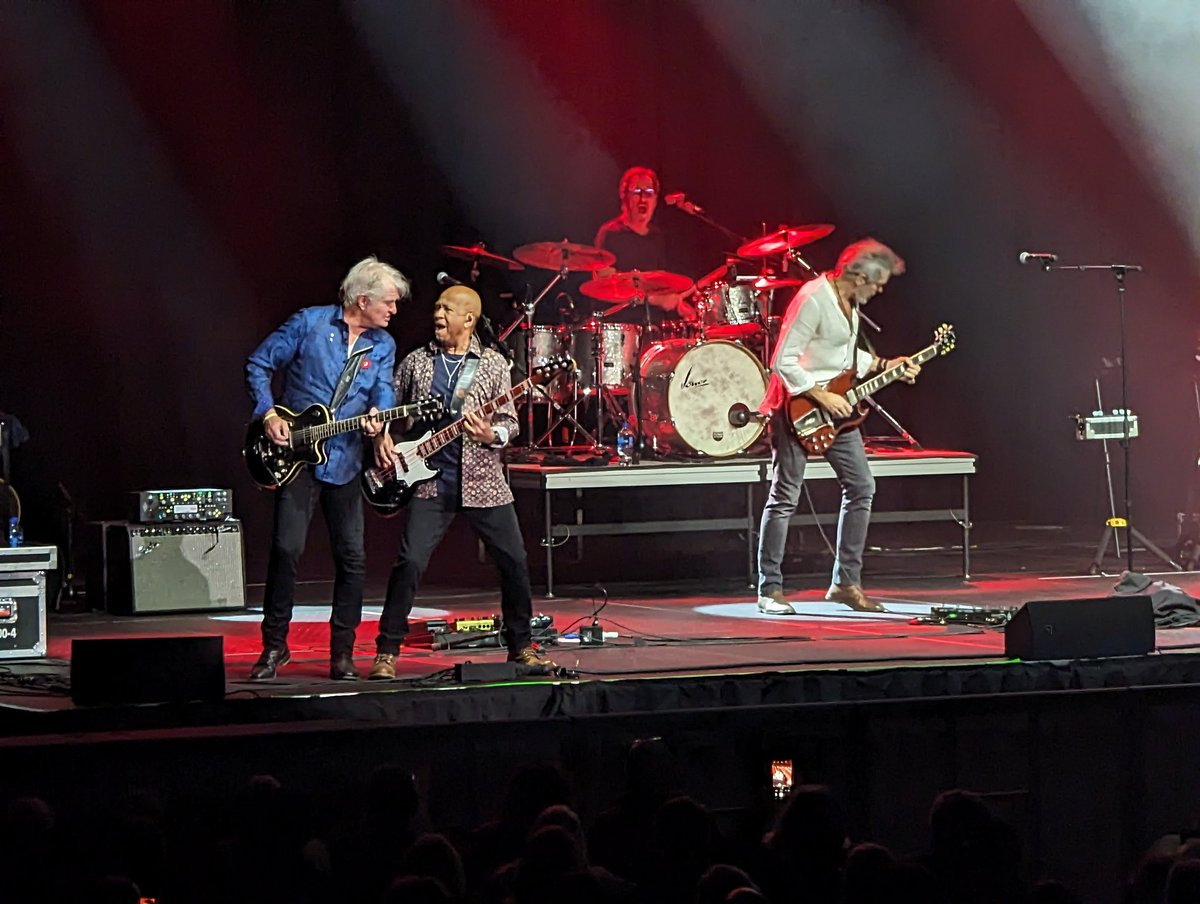 Enjoying some great Canadian rock with <a href="/TomCochraneMUS/">Tom Cochrane</a> <a href="/coopplace/">Co-op Place</a> #medhat  🎸🎵