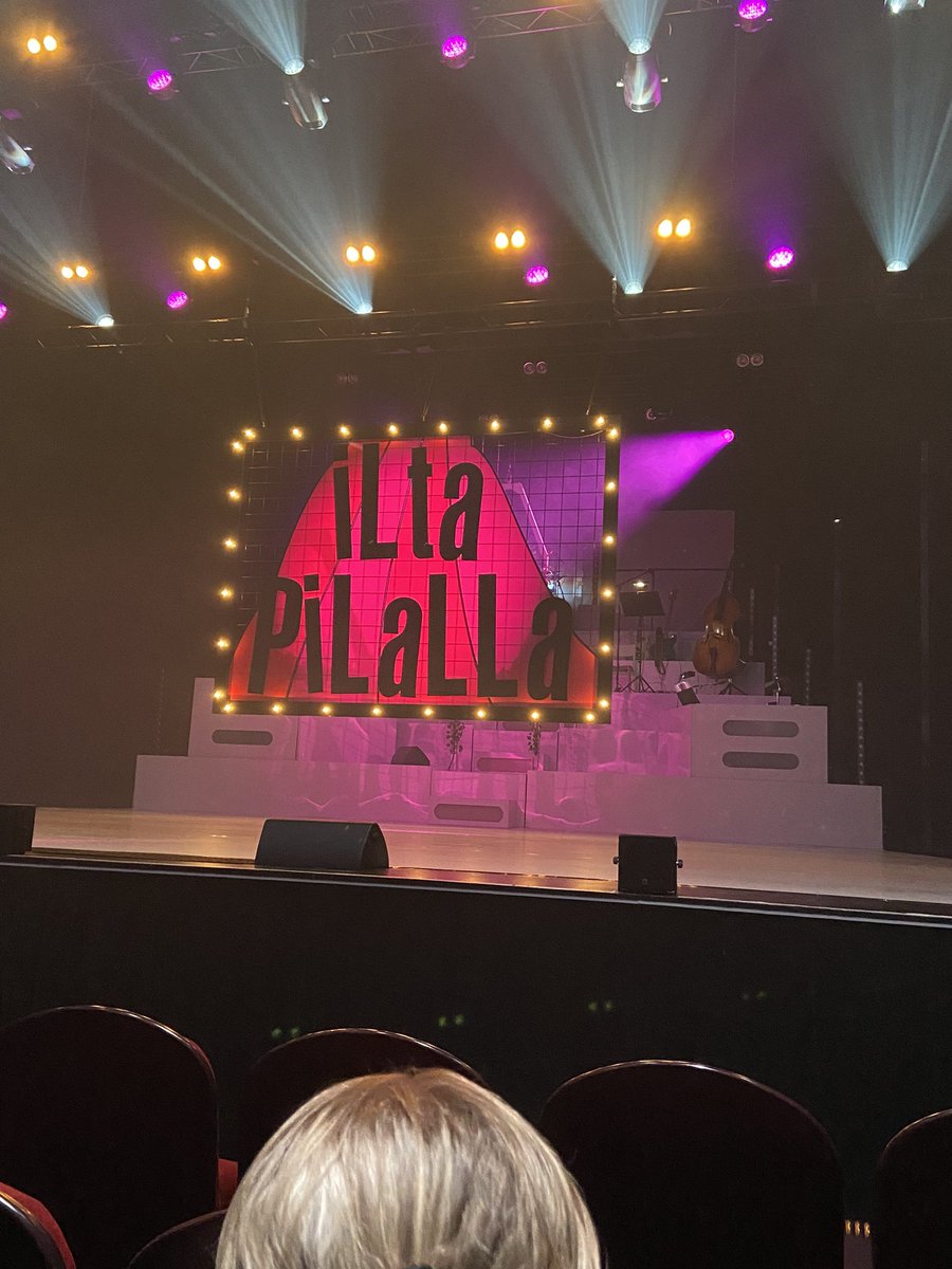 No ei ollut #IltaPilalla -revyyn kanssa! Presidenttiehdokkaiden koirat oli ihan parasta, yleisö ulvoi naurusta ja melkein esiintyjätkin.  Kiitos upea <a href="/lapinkatja/">Katja Lappi</a> <a href="/PKahkonen/">Pertti Kähkönen</a> #kitikokkonen #riakataja ja muut.  Valoa pimeään syksyyn toi #suomenkomediateatteri