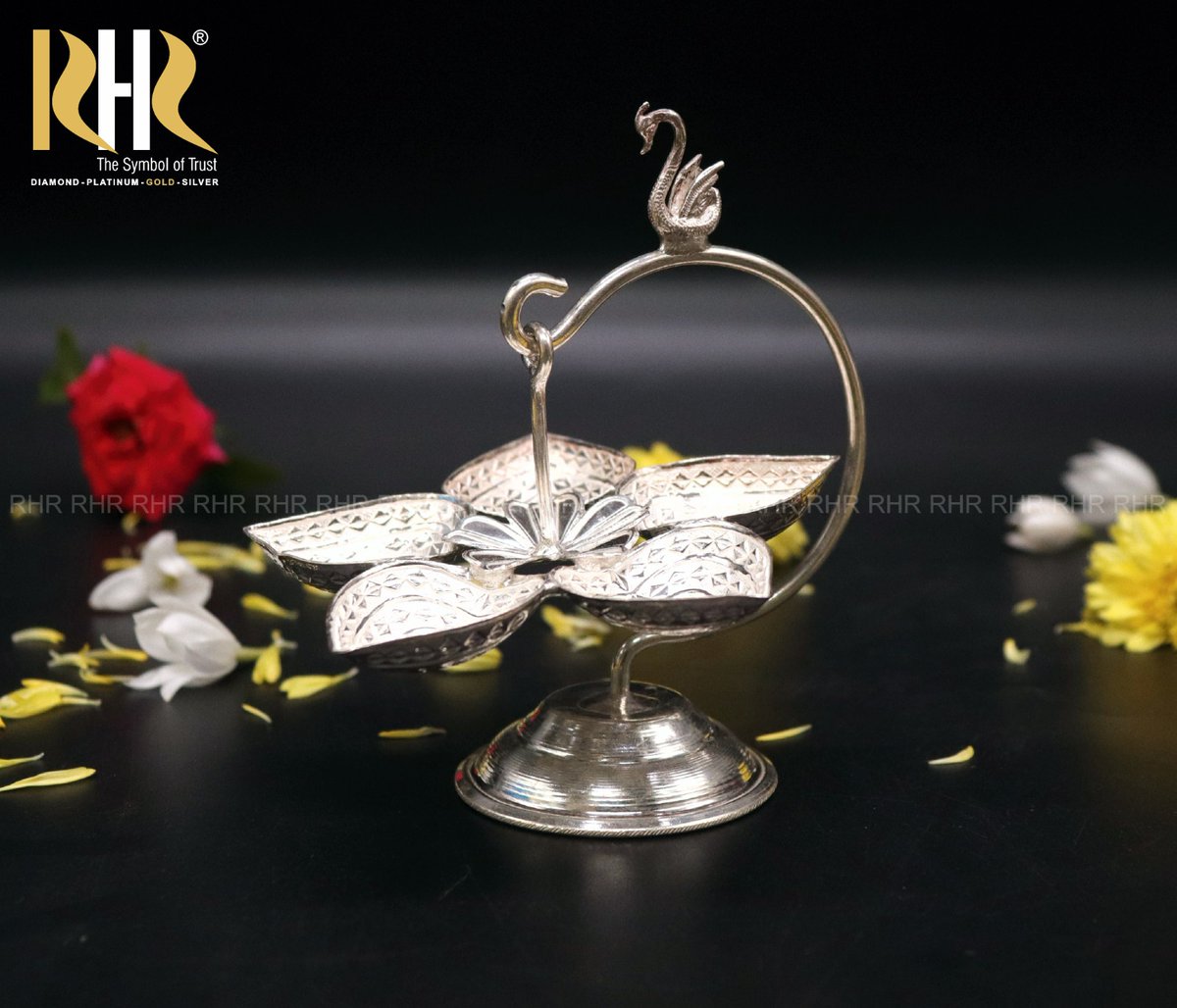 rhrjewellers's tweet image. This #Diwali,Bring light to your #PoojaRoom with our special #Silver peacock Design #DeepamCollection.
Snap up from the #BestCollections of #SilverJewellery only @rhrjewellers
#RHRJewellers #Davangere #jewelry #jewellery #Diwali2023 #Deepavali2023 #Deepavali #Deepawali23 #gifts