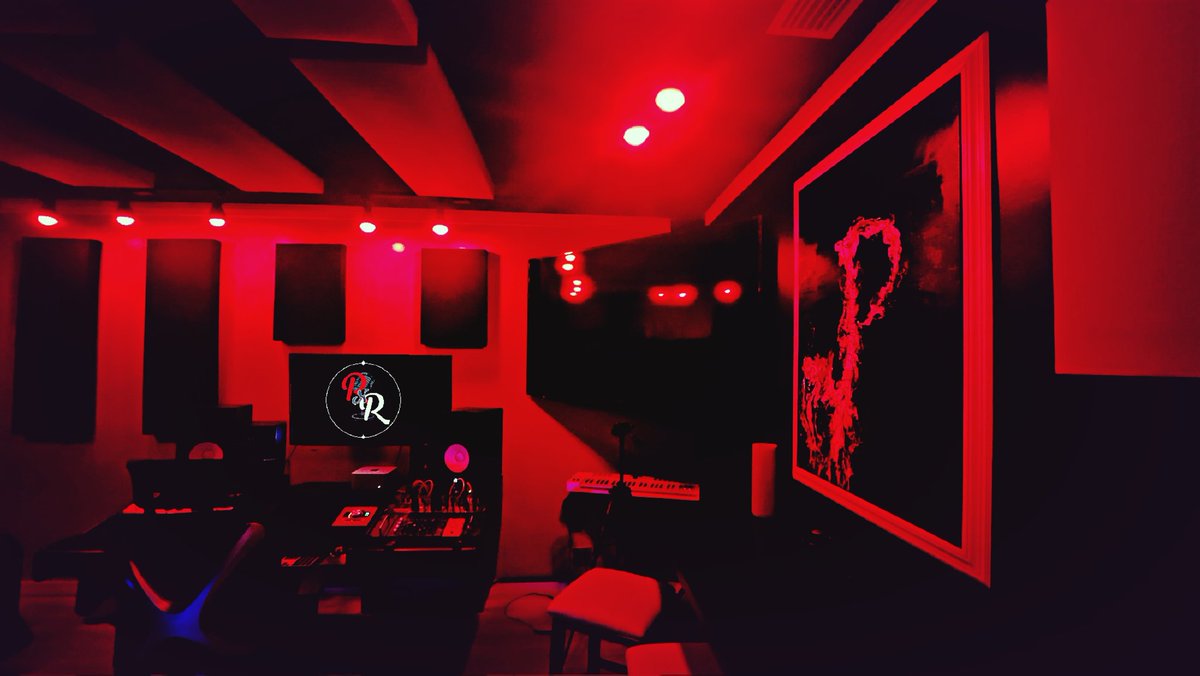 Shout out to <a href="/rnr_bundy/">Bundy🐐</a> &amp; <a href="/rnrrecordsfl/">RnR Records</a> on the Grand Opening of their studio in Tampa!! 

Awesome event, can't wait to kick off some #Web3 irl events in Tampa! 

*Peep the art on the wall of the studio by yours truly! 😊