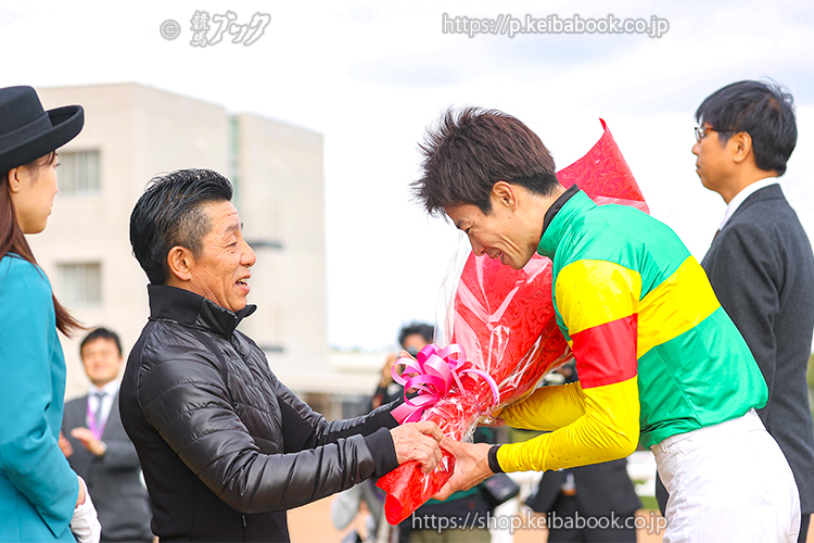 京都ジャンプステークス 表彰式――。 花束贈呈役は引退する #熊沢重文