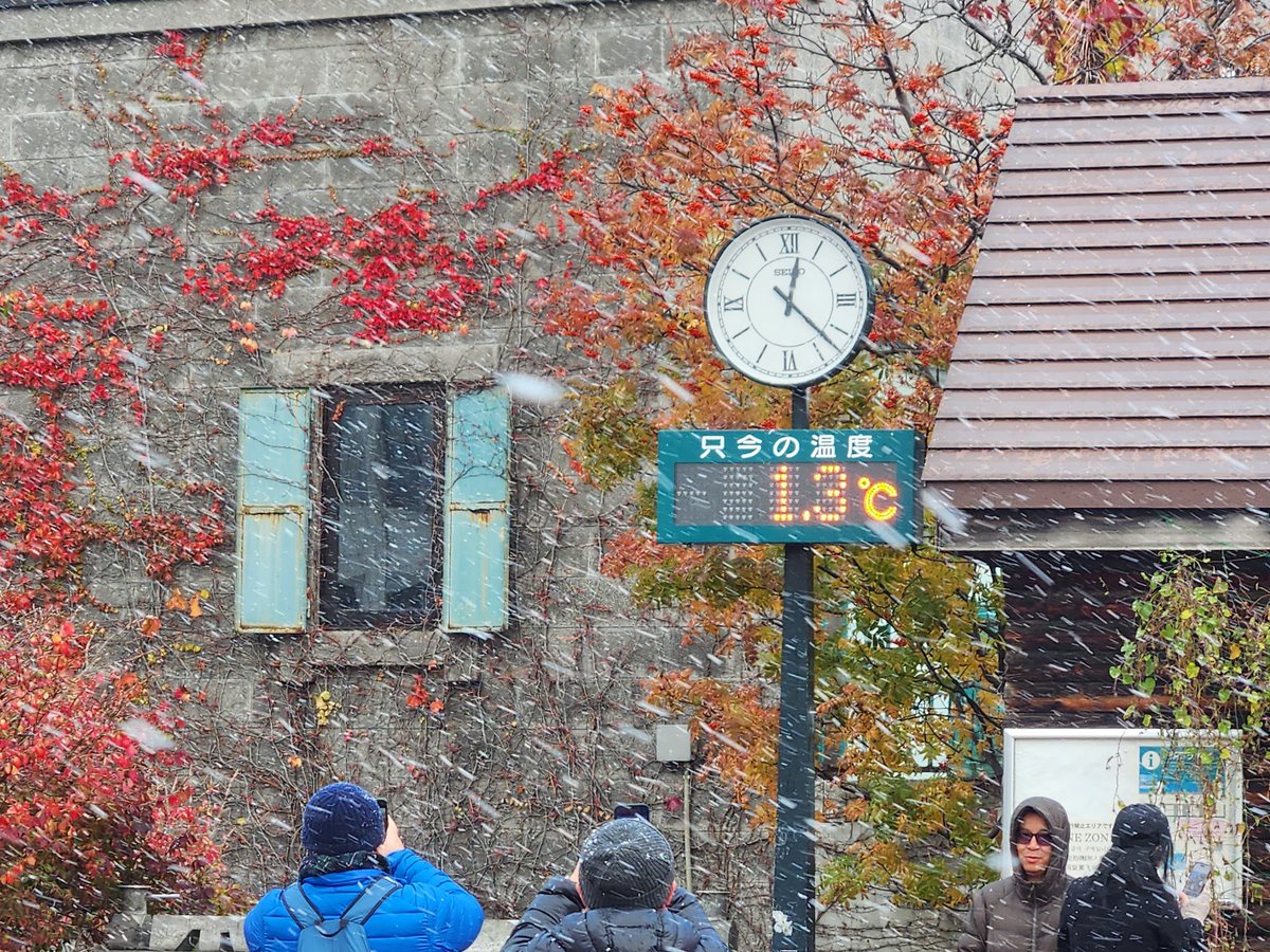 KenttyMemi's tweet photo. お友達と札幌旅行中
今日は小樽に行ったよ!
今年の初雪体験❄️☃️
みんな雪が見たいって言ってたでしょ
ジュンダン&フォスブぬいが代わりに雪❄️体験中
雪だよ~❄️❄️❄️
#jonngdunk
#forcebook https://t.co/Dj1yAsFLg3