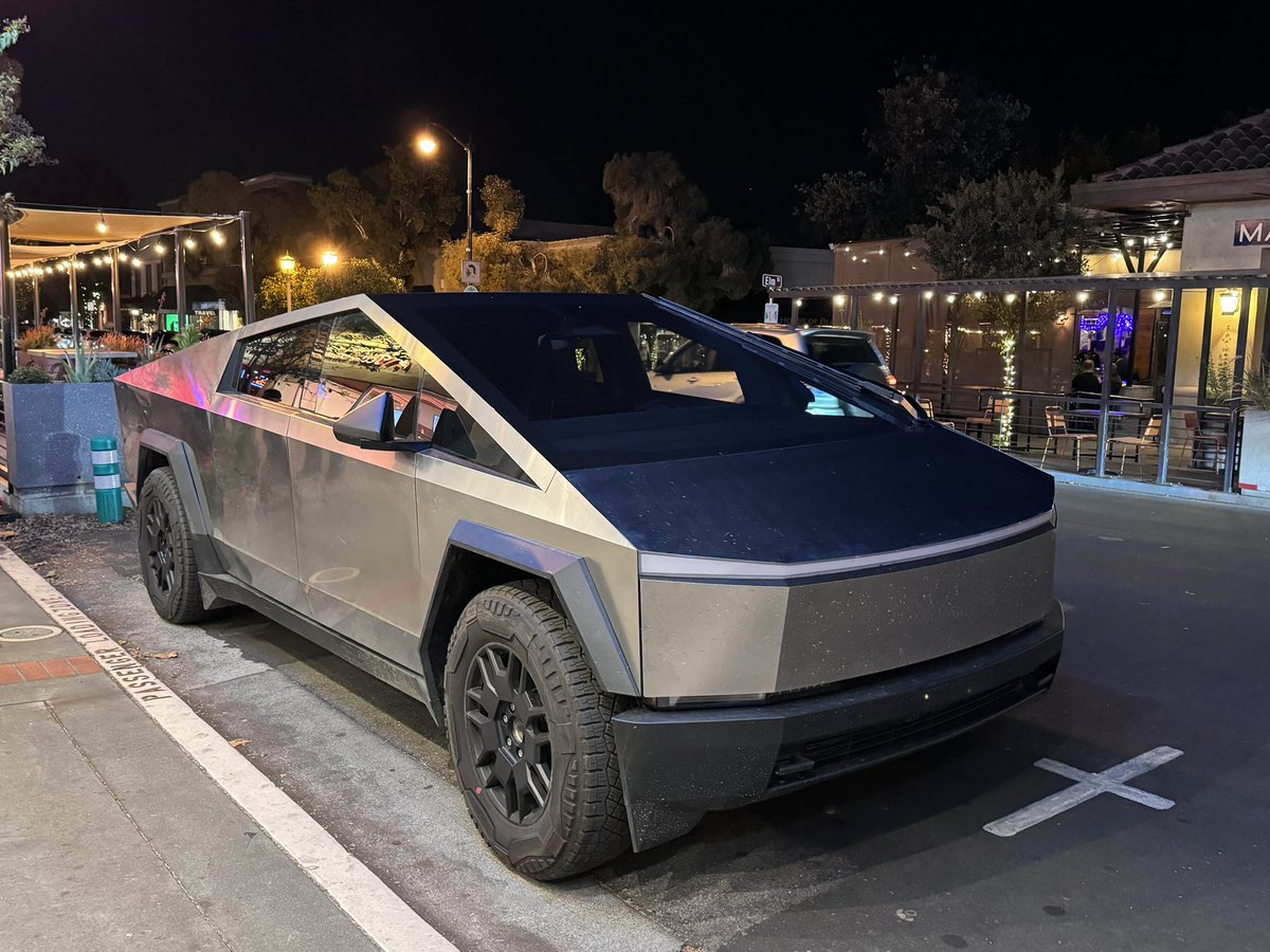 VCjosh's tweet photo. Cybertruck parked in Los Gatos, CA tonight #Cybertruck (1/4) https://t.co/5xhYK2mkcX