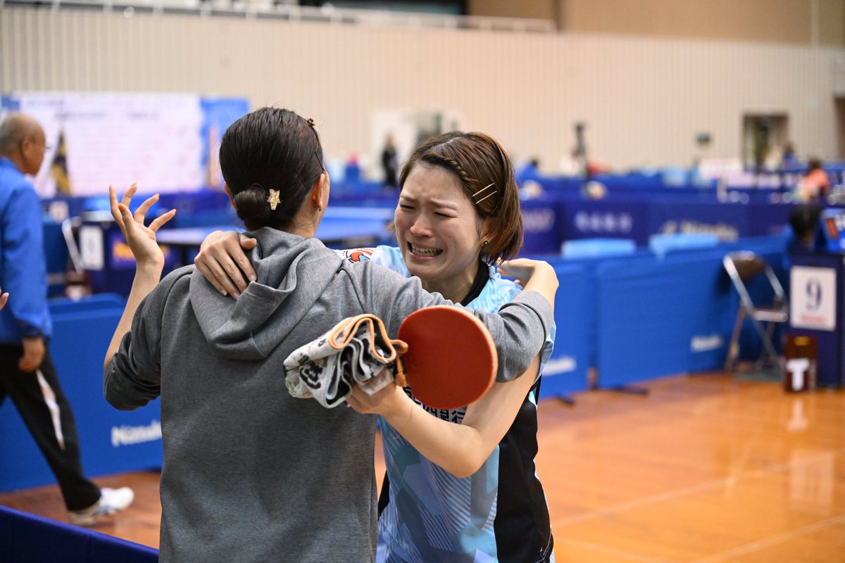 takurepo's tweet photo. #後期日本リーグ愛媛大会 

女子２部は百十四銀行が優勝！豊田自動織機との最終戦４番で松澤が勝利を決め、ベンチが歓喜の涙に包まれました。
1部昇格おめでとうございます！！  
#卓球レポート #卓レポ #卓球 https://t.co/rtVql5SHHd