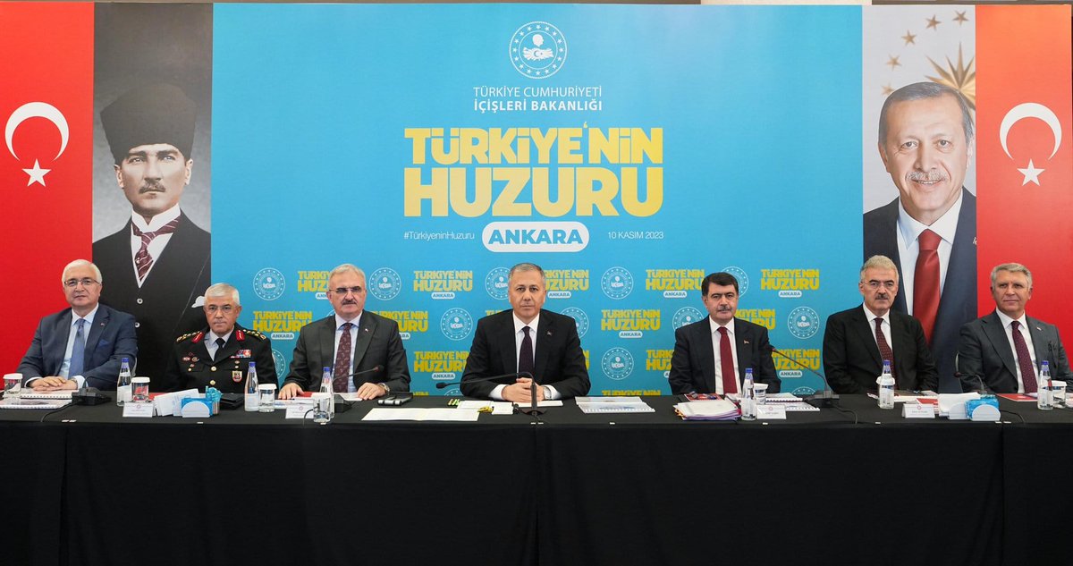 AnkaraValiligi's tweet photo. İlçe kaymakamları, il ve ilçe güvenlik birimlerimizin  katılımıyla İçişleri Bakanımız Sayın Ali Yerlikaya başkanlığında gerçekleşen toplantıda Ankara’mızın genel güvenlik ve asayiş durumu değerlendirildi. 

#TürkiyeninHuzuru🇹🇷 https://t.co/ThH0qinXCR