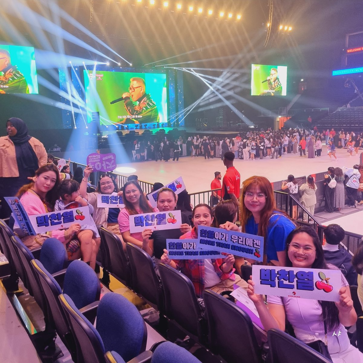 aeontrash's tweet photo. Brought some friends to support #Chanyeol last night! Hihihi

#EXO #찬열
@weareoneEXO @kcontentarabia
#Chanyeol_KoreaSpotlight
#ChanyeolinDubai https://t.co/yVBejBFzLU