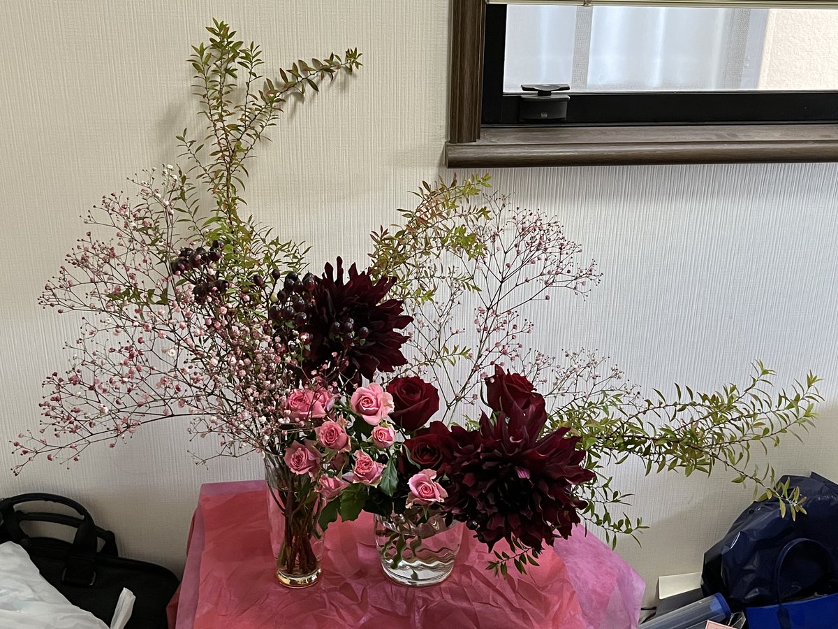 TokikoTakei's tweet photo. 昨日夫が #花束 を貰って帰ってきたので、本日 #生け花 を行いました。
#大きい花瓶 を持っていないので、#アイスペール と #水差し に生けてみました。
下に敷いてあるピンク色のは、花束に使ってあったものです。
お店や写真撮影用に生けた訳では無いので、#生活感 のうかがえる写真となっています。 https://t.co/KF7Wvm5xAc