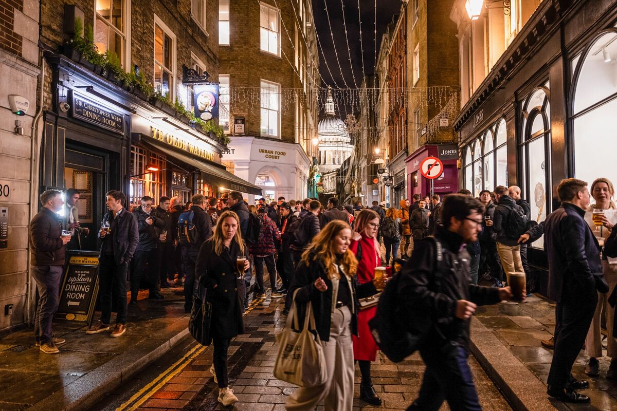 ZSchneeweiss's tweet photo. London pubs lean on happy hours to lure bankers to the quiet City https://t.co/WMmRu1NRvd via @ncallanan @sabahmeddings @gmorpurgo https://t.co/hm2Heq1iSK