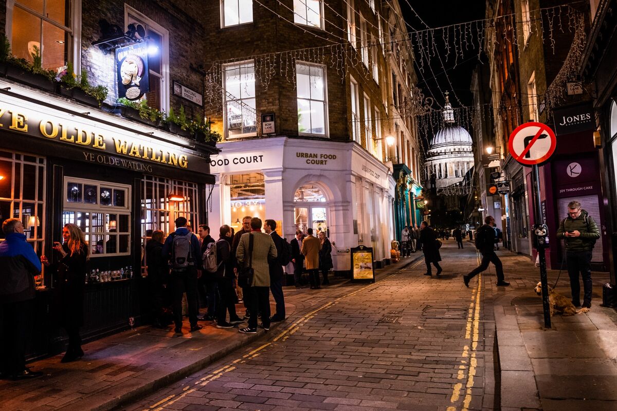 London pubs lean on happy hours to lure bankers to the quiet City bloomberg.com/news/articles/… via @ncallanan <a href="/sabahmeddings/">Sabah Meddings</a> <a href="/gmorpurgo/">Giulia Morpurgo</a>