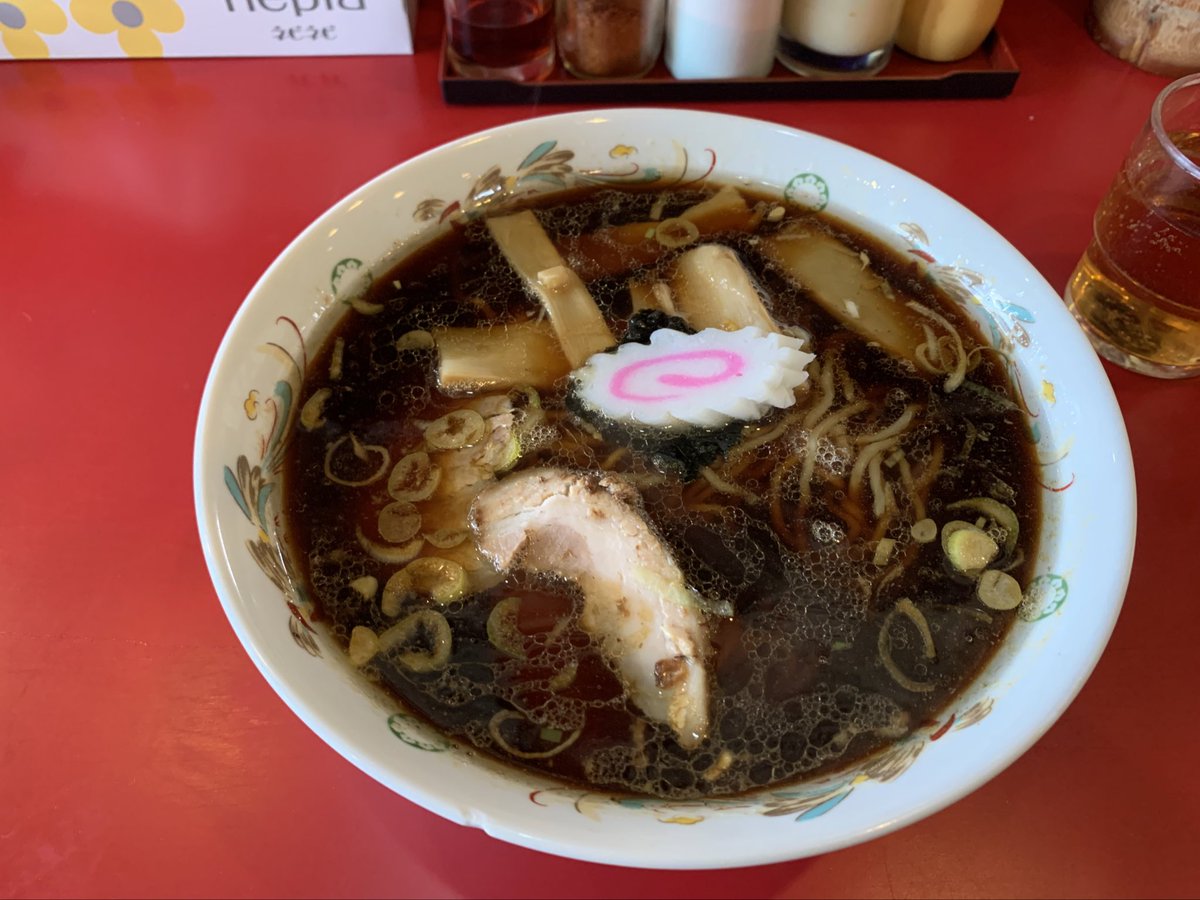tanu_kou's tweet photo. 今日の昼飯。

つり吉のラーメン。

上司がもう一度食べたいラーメンと激推ししていたので、食べに行きました。

思わず“ザ・醤油！！”と言いたくなった美味しいラーメンでした♪

ご馳走様でした。^_^

#ラーメン　#つり吉　#北堀之内 https://t.co/JeOuLDhjzf