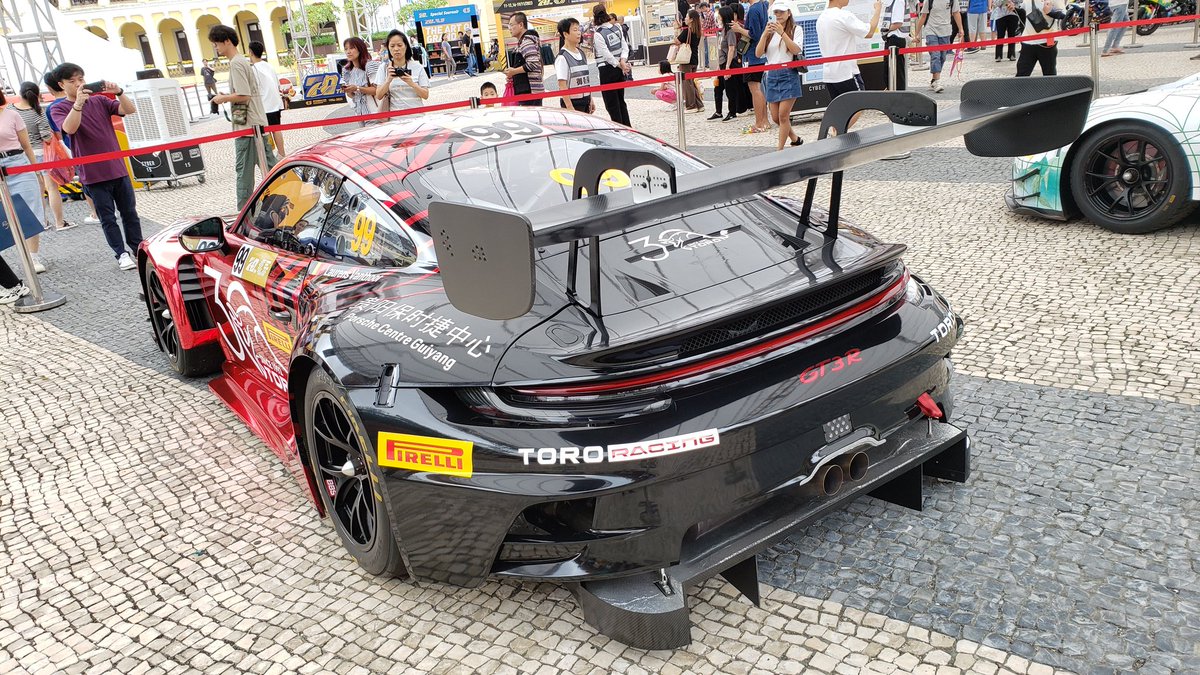 Laurens Vanthoor 
Porsche 911 GT3R