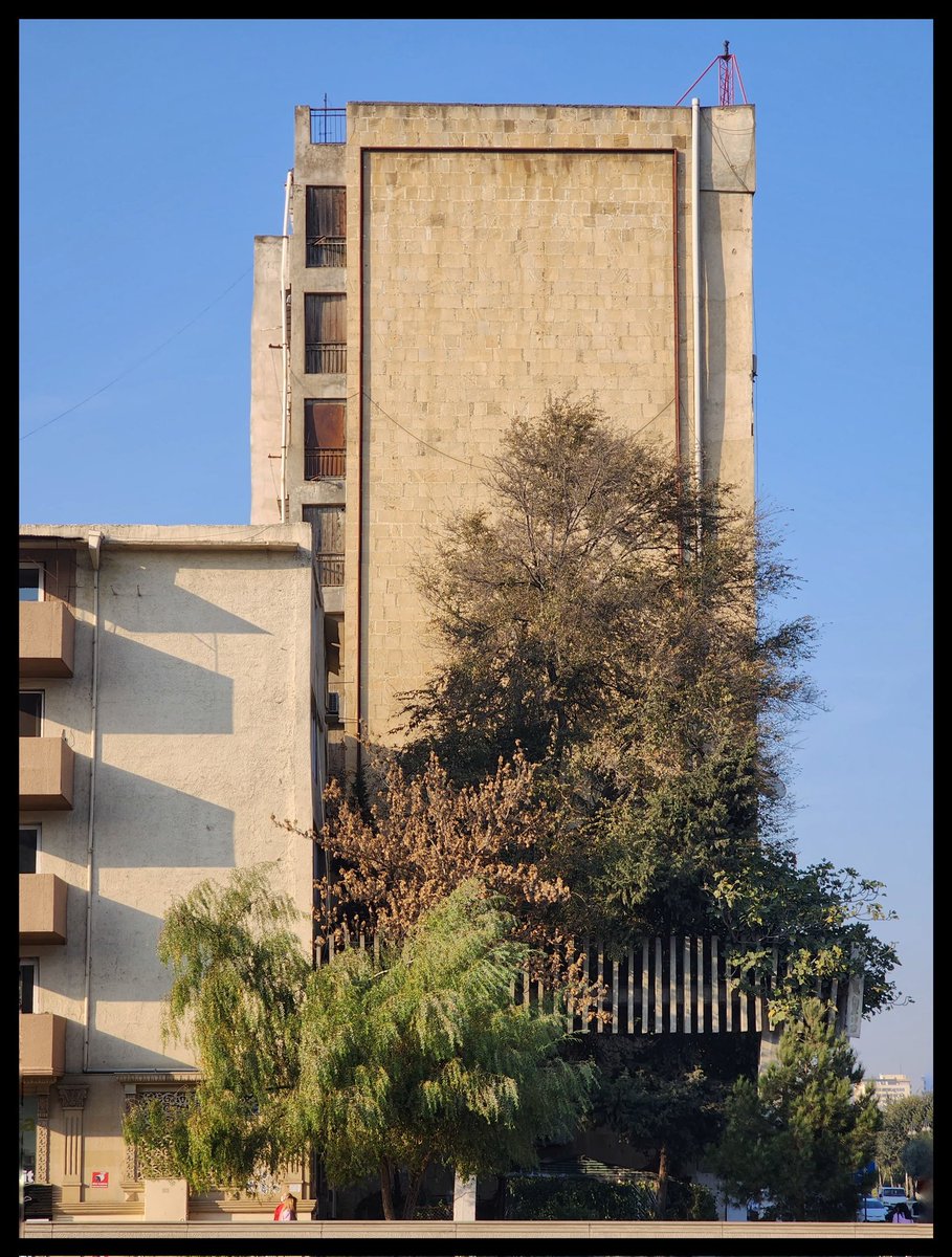 ganinasirov's tweet image. An architecture visual of Soviet Modernism in Hasan Aliyev Avenue in #Baku. #socmod #sovmod