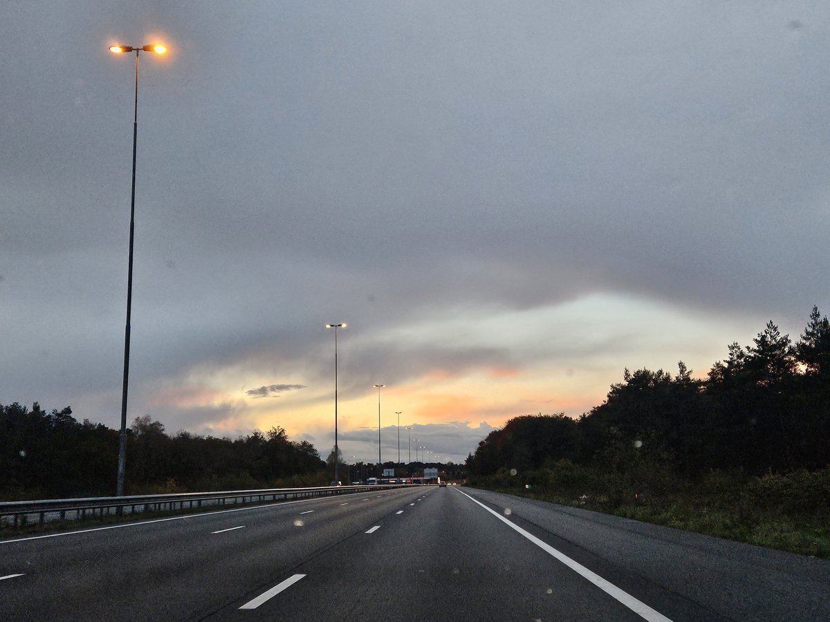 90melissa's tweet photo. Prachtig #weer / #wolken zo op de #a50, dat maakt het bijna goed dat het regent 😅 https://t.co/eokZQ96p0M
