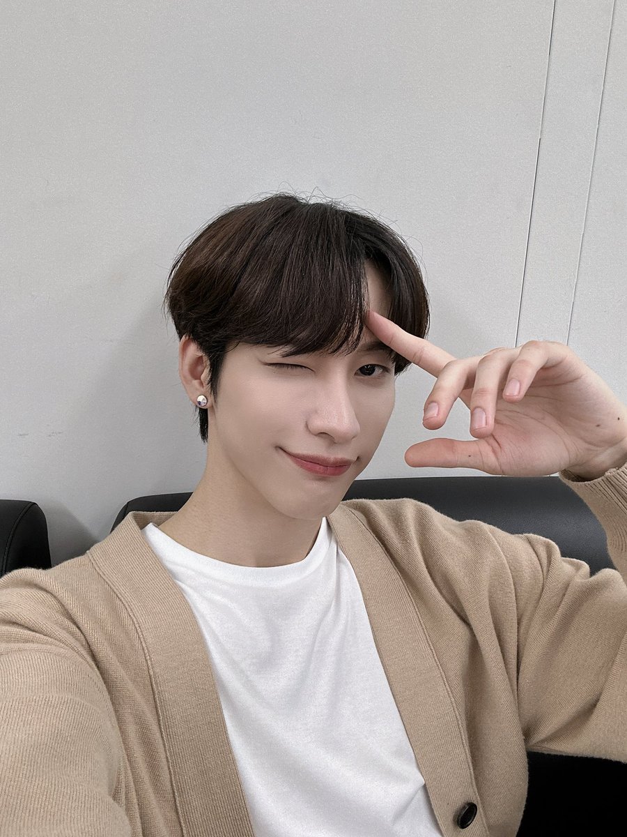 OnlyOneOfmember's tweet photo. [#나인] 공지훈(나인 아님)이 주는 빼빼로데이 선물❤
라이온 주말 잘 보내요🫶🏻

https://t.co/TFRJ3Uykgs

#OnlyOneOf #온리원오브 https://t.co/wqWM6HwG7h