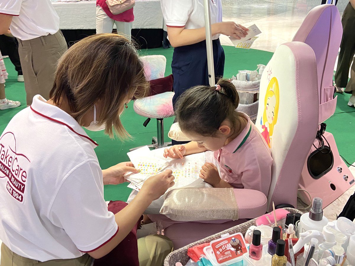ETKT's tweet photo. エムクオーティエ２階『Take Care Salon of Beauty』にて明日まで、お子様が自分でデザインを選べるネイルとヘアセットの無料体験コーナーを開催中です。💅🏼👧🏻💖 

#TakeCare #TakeCareSalonofBeauty https://t.co/ktpzeBZ3TF