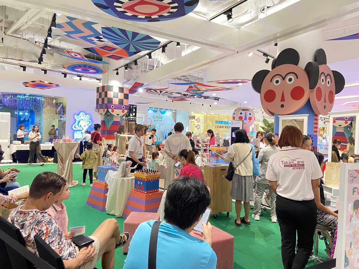 ETKT's tweet photo. エムクオーティエ２階『Take Care Salon of Beauty』にて明日まで、お子様が自分でデザインを選べるネイルとヘアセットの無料体験コーナーを開催中です。💅🏼👧🏻💖 

#TakeCare #TakeCareSalonofBeauty https://t.co/ktpzeBZ3TF