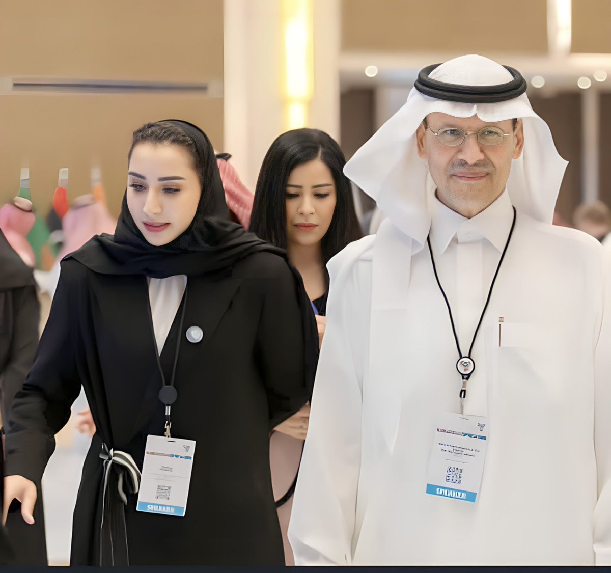AlmuhanadSA's tweet photo. القائد يحفز و الابداع يحلق✨
   
سمو وزير الطاقة صاحب السمو الملكي الأمير عبدالعزيز بن سلمان شخصية داعمة لجيل الشباب ويقدر الطاقات الابداعية ودائما حافز لهم، ومنحه الفرصة لمهندسة شابة ريما الاشقر  في ان تلقي كلمة للعلن يوم امس خلال المؤتمر الاقتصادي السعودي العربي الافريقي. وحديثها عن مبادرة حلول الوقود النظيف لتوفير الغذاء التي تم اعلانها عام 2021 ضمن مبادرة الشرق الأوسط الأخضر التي تهدف لتوفير حلول الطهي النظيف.
طالعه على امها سيدة العلم و الابحاث الدكتورة مها المزيني