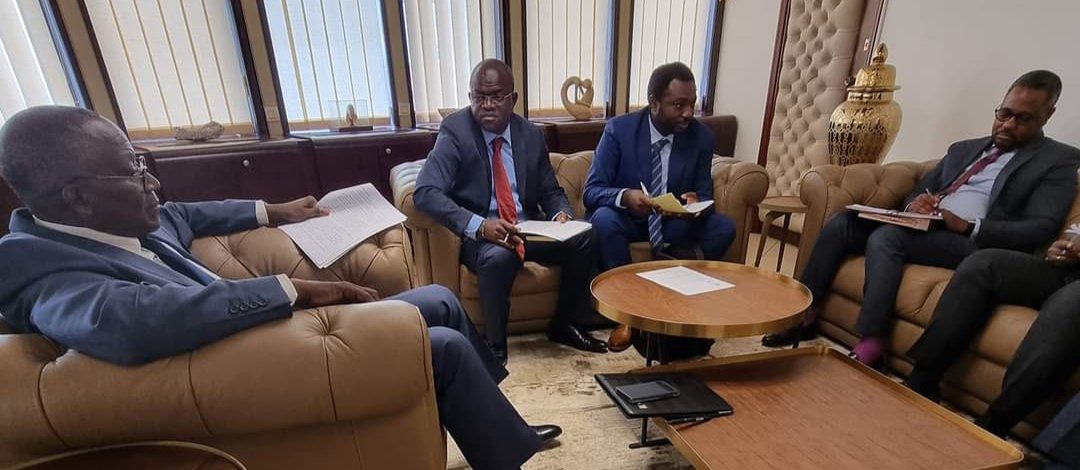 Le Ministre du pétrole, M. #Marcel_Abéké a reçu, le 08.11.23 , les représentants de  @Stream_Oil_Owali_SA , en tête desquels M. #Mathurin_Kukubuligi.
Outre les civilités faites au ministre Abéké , #Stream_Oil_Owali_SA vise l'obtention d'autres champs marginaux.
<a href="/Comgouv_GA/">Comgouv</a>