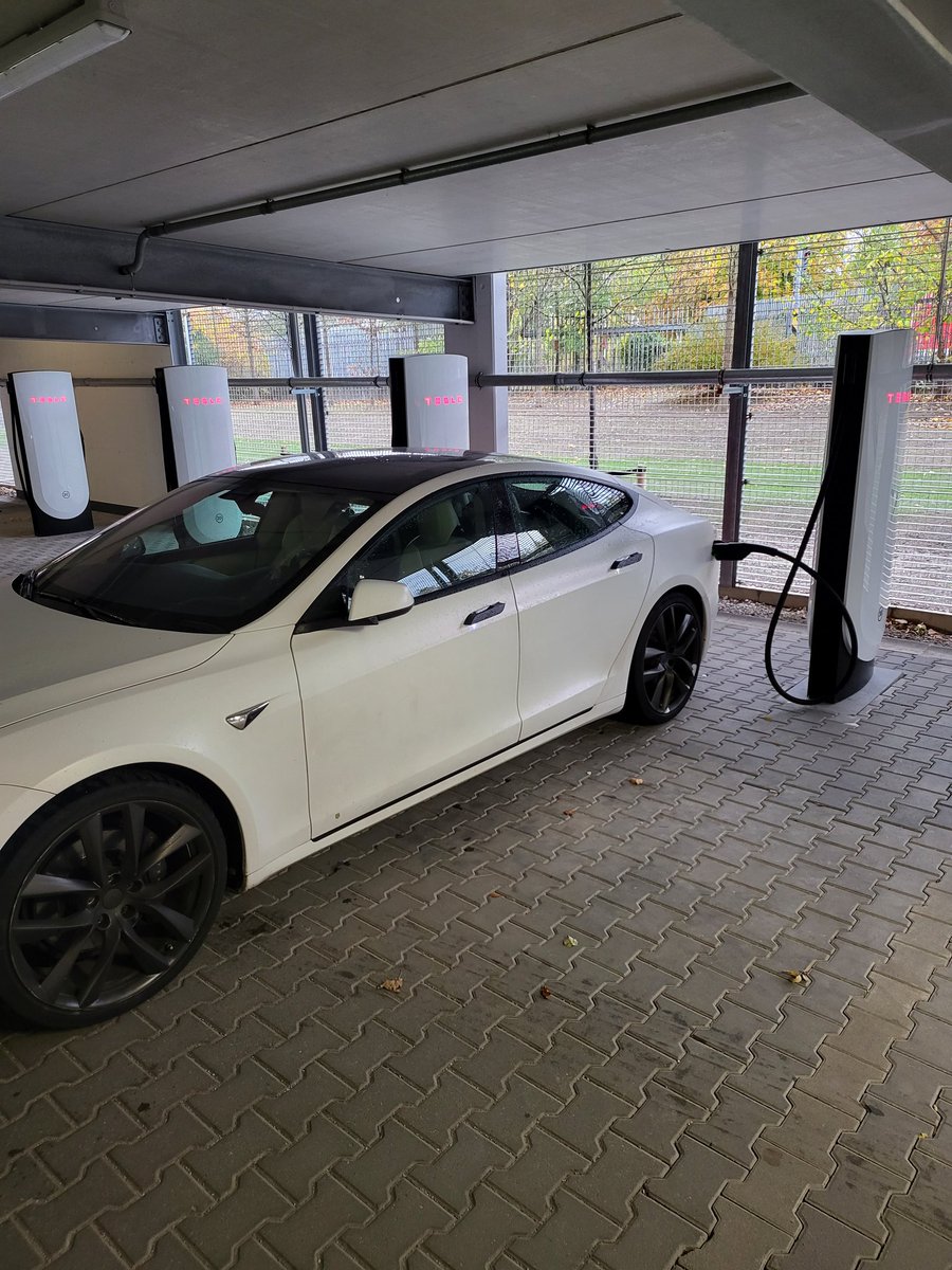 Dr. Jan Bunnemann (@janbunnemann) on Twitter photo Das erste Mal laden an V4 in München, Sendling. Das Kabel ist zwar recht lang, aber man darf nicht zu nah am Lader stehen, da der in der Mitte jetzt keine Öffnung mehr hat (musste etwas vorfahren) und er lädt nur mit 27kW...(kann aber an der kalten Batterie liegen)... Das erste Mal laden an V4 in München, Sendling. Das Kabel ist zwar recht lang, aber man darf nicht zu nah am Lader stehen, da der in der Mitte jetzt keine Öffnung mehr hat (musste etwas vorfahren) und er lädt nur mit 27kW...(kann aber an der kalten Batterie liegen)...