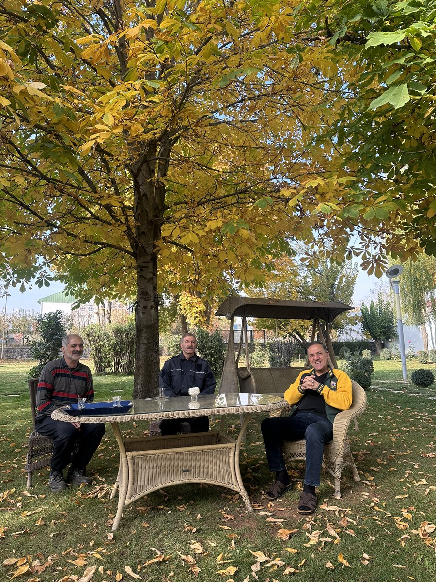 Onlar bizim emektarlarımız. Onlar bahçemize bakan, yeşillendiren,bizden fazla sahiplenen insanlar. Sabah çayımızı zor bela ikna ederek bahçemize bakan bahçıvanlarımız Zeki ve Sadık dayılarla içtik. Bahçemizi   botanik park gibi yapmışlar. Allah onlardan razı olsun.