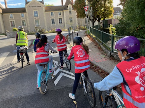 La 1iére ligne de vélobus a fait son apparition depuis la rentrée à @BuresSurYvette 
Vous verrez les enfants en groupe, pour se rendre au collège 
C'est ça l'effet #SRAV #SavoirRoulerAVélo #GénérationVélo