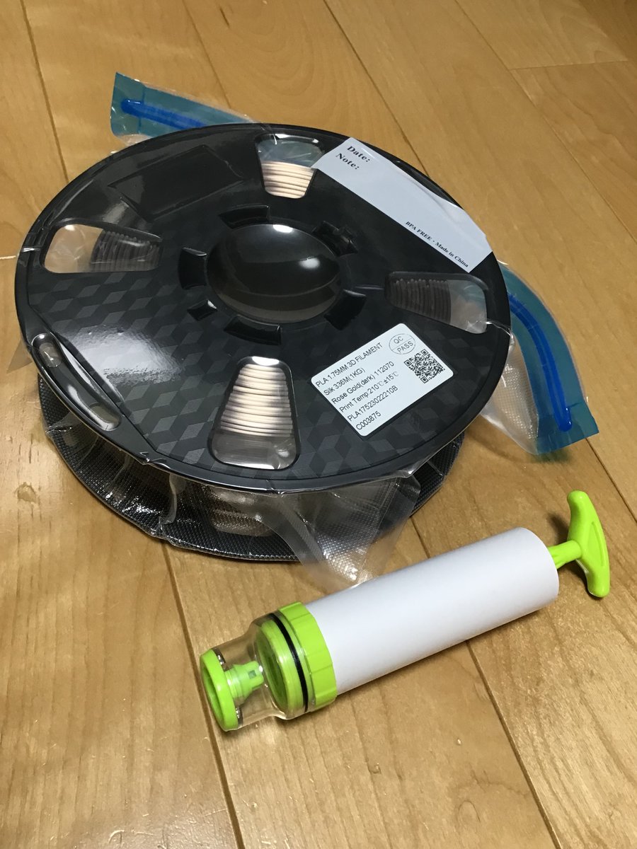 denshiken_toho's tweet photo. JANE様(@AngelicaEsses)よりご提供頂いた3Dプリンタフィラメ���ト用真空パック・真空ポンプを試してみました🌟

思った以上にポンプで空気抜き出来ます。スプール中央に乾燥剤入れるといい感じです。

乾燥機持ってない人はこれで充分そう🐈‍⬛💕

ありがとうございます☺️ https://t.co/YoHX2FmJGh