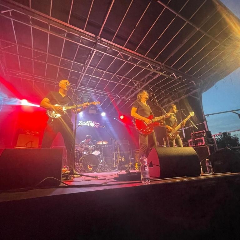 JTWPOfficial's tweet photo. 2 december spelen wij in #TimeOut #Roosendaal 
#JoinTheWolfPack #rocknroll #rockband #livemuziek https://t.co/qv039L9Pma