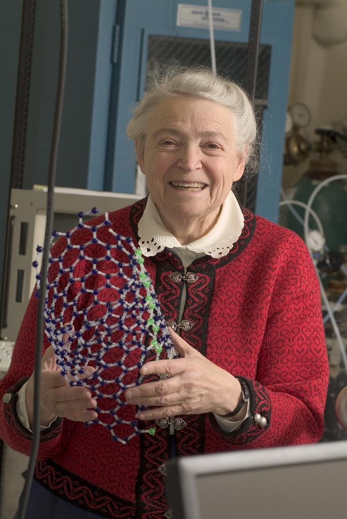 #TalDíaComoHoy en 1930, nace la reina del carbono: Mildred Dresselhaus. Física y pionera en el estudio de nanomateriales, fue la 1ª catedrática de Física e Ingeniería Eléctrica del MIT y no dejó de trabajar para que más mujeres se sumaran #WomenInSTEM