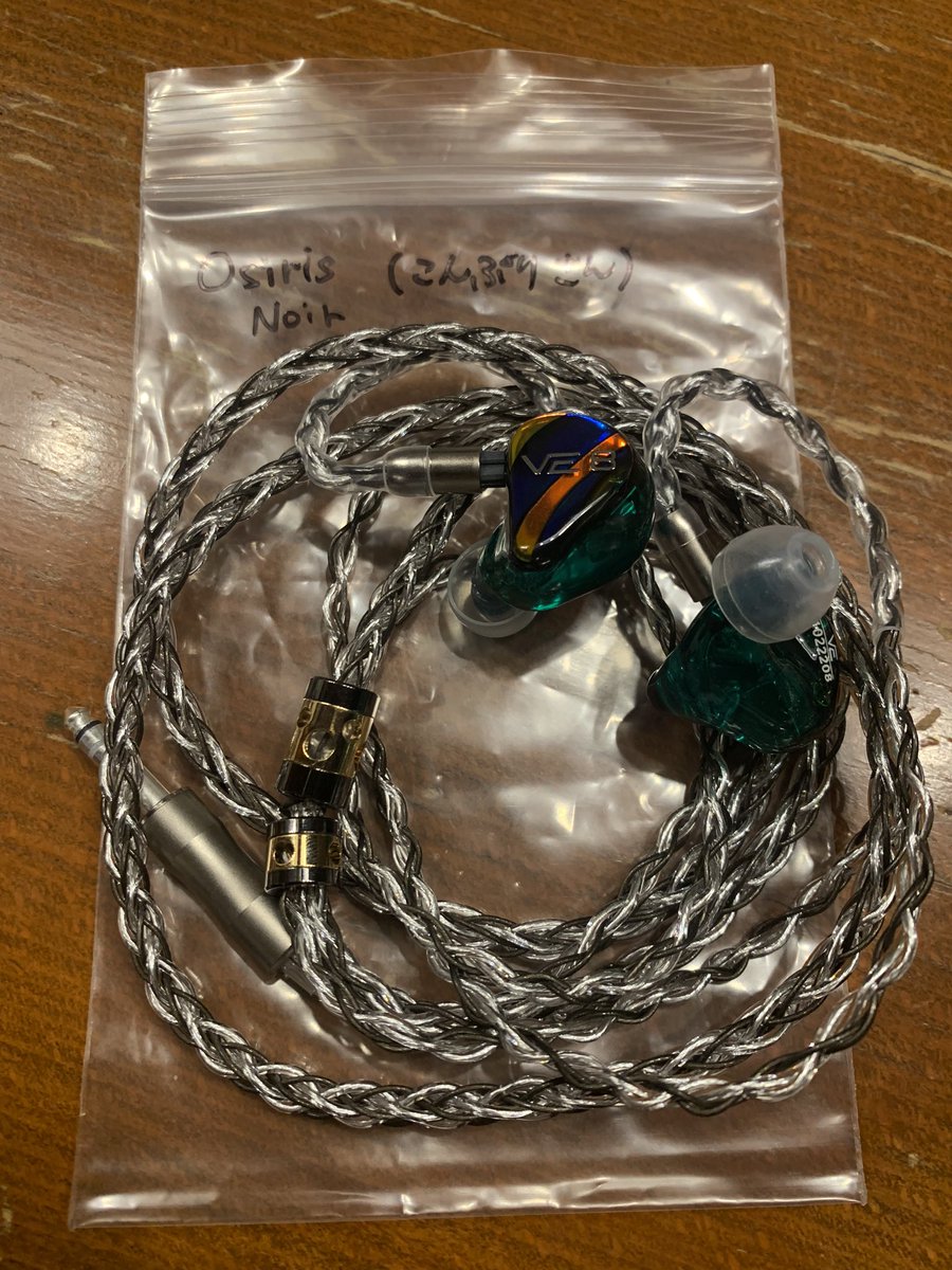 KagamiSinji's tweet photo. Osiris Noirは超個性派
銀と金の合金線と銅・銀・パラジウム合金線を使用した8芯ケーブルで
ギリギリのところまで攻めた音が
私の快楽中枢を刺激します🤣
とにかく聴いていて気持ち良くなります
試聴させて頂いたケーブルの中では
最高に刺さりました‼️
#SympathieWorks
#SW26
#OsirisNoir https://t.co/LZHC8H7o4Q