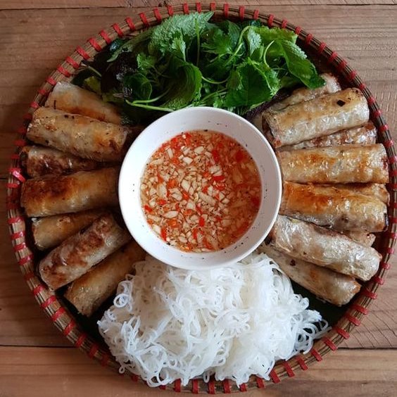 bepnhachi's tweet photo. Gió mùa về làm nem rán giòn rụm, vàng ươm ăn chấm nước chua ngọt ... ngon tuyệt tác
#springrolls #springrollrecipe #vietnamesefood #nemchahanoi #KiemtienX #photo https://t.co/GuWpYhKzlG