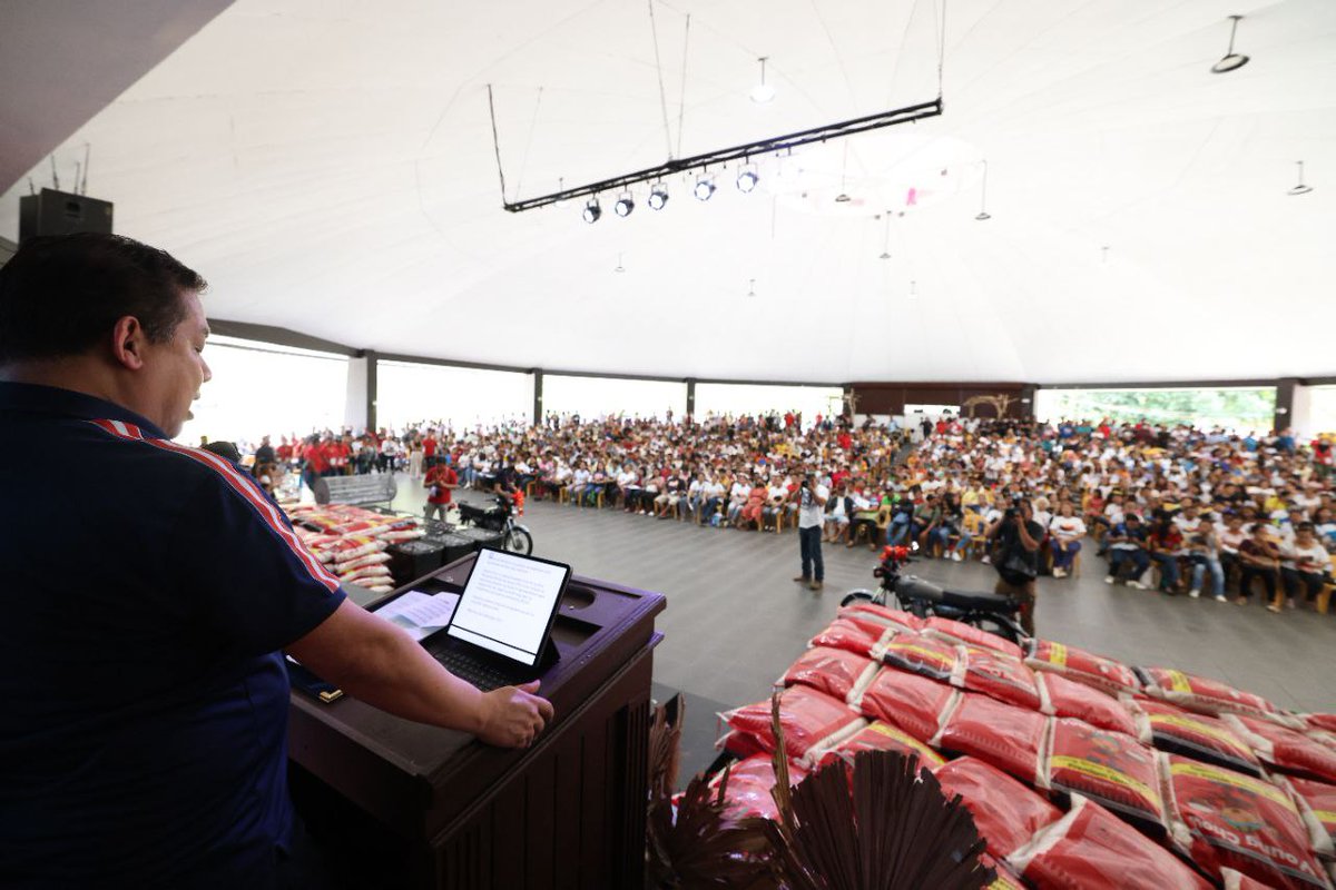 SpeakerMartinPH's tweet photo. LOOK | Speaker Ferdinand Martin G. Romualdez leads the launch of the Cash and Rice Distribution program Saturday afternoon at the Malaybalay Central School in Malaybalay City, Bukidnon.

#CARDProgram
#BPSF
#LiderNgKongreso
#19thCongress
#MartinRomualdez
#SolusyonAtMalasakit https://t.co/MY8SmnG94e