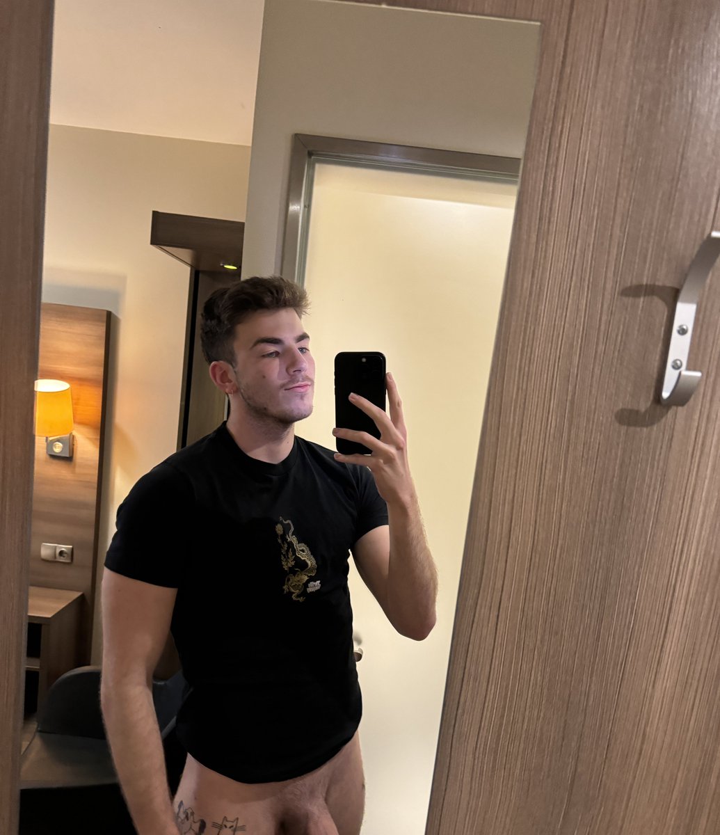 romeohomo's tweet photo. My dick looks thick in my recent onlyfans post 👀 https://t.co/EYyzA7ccxU