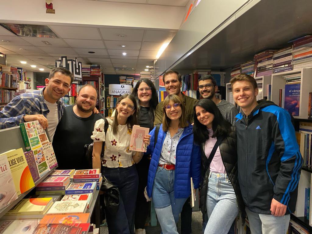 Una #NochedelasLibrerías más que especial. 
“Rebeca” y el mejor equipo del mundo. 

Gracias <a href="/IsadoraLibros/">Isadora Libros</a> por tanto amor.