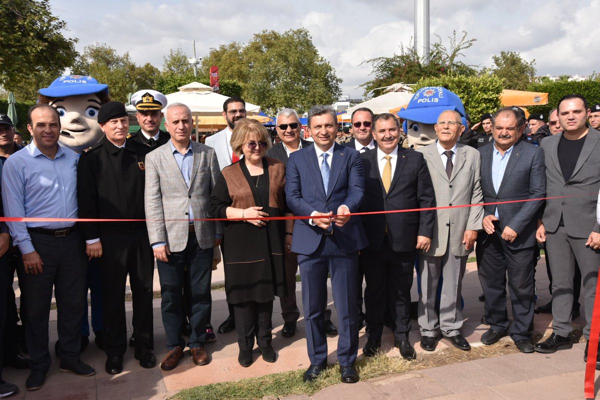 Valimiz Hulusi Şahin, 

İl Emniyet Müdürlüğümüz koordinesinde Polis Eşleri Derneği’nin 

Şehit, Gazi ve Emniyet personeli çocuklarına destek amacıyla düzenlediği kermesin açılışına katıldı.