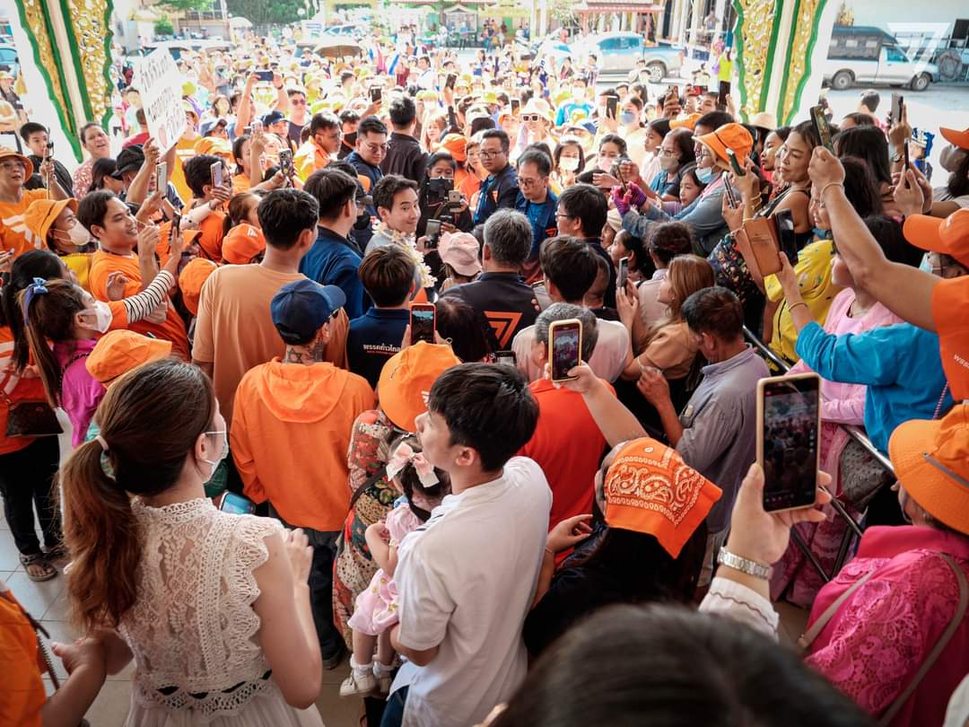 PUDDING509's tweet photo. 📷 11/11 พิธาพบปะชาว อ.แม่สอด ณ วัดไทยวัฒนาราม #พิธา #พิธาลิ้มเจริญรัตน์ https://t.co/Pd4qW5ogvH