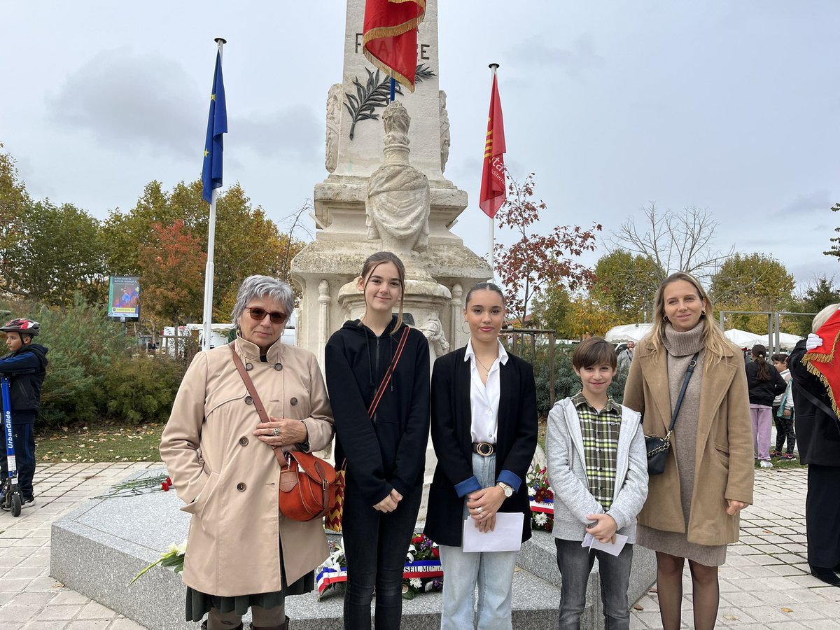 🙏aux élèves et professeur représentant le collège: pour ne jamais oublier  #devoirdememoire #ArmisticeDay2023 #11Novembre #CentAnsdelaFlamme @MostafaFourar @leclercarno @EskenaziSand @FAURIEHERBERT