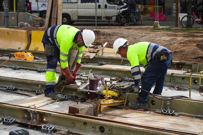 EnginyeriaCiviI's tweet photo. Dijous 9 de novembre s’ha fet la darrera soldadura dels carrils de les obres de connexió dels tramvies per l’avinguda Diagonal de Barcelona entre Plaça de Les Glòries i la Plaça Mossèn Jacint Verdaguer
#tram #mobilitat https://t.co/UWsk7cntbA