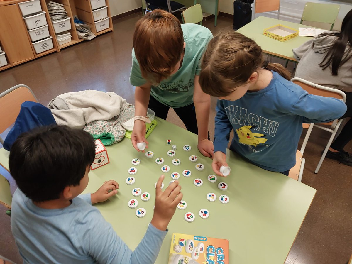 EscPublicaSAFA's tweet photo. Els divendres, a l'hora del pati, el Club de Jocs és obert a l'alumnat de la Comunitat de Grans i a tots els mestres de l'escola. #aprenemjugant #jocsdetaula #comunitatdegrans https://t.co/qN65HkhQE4